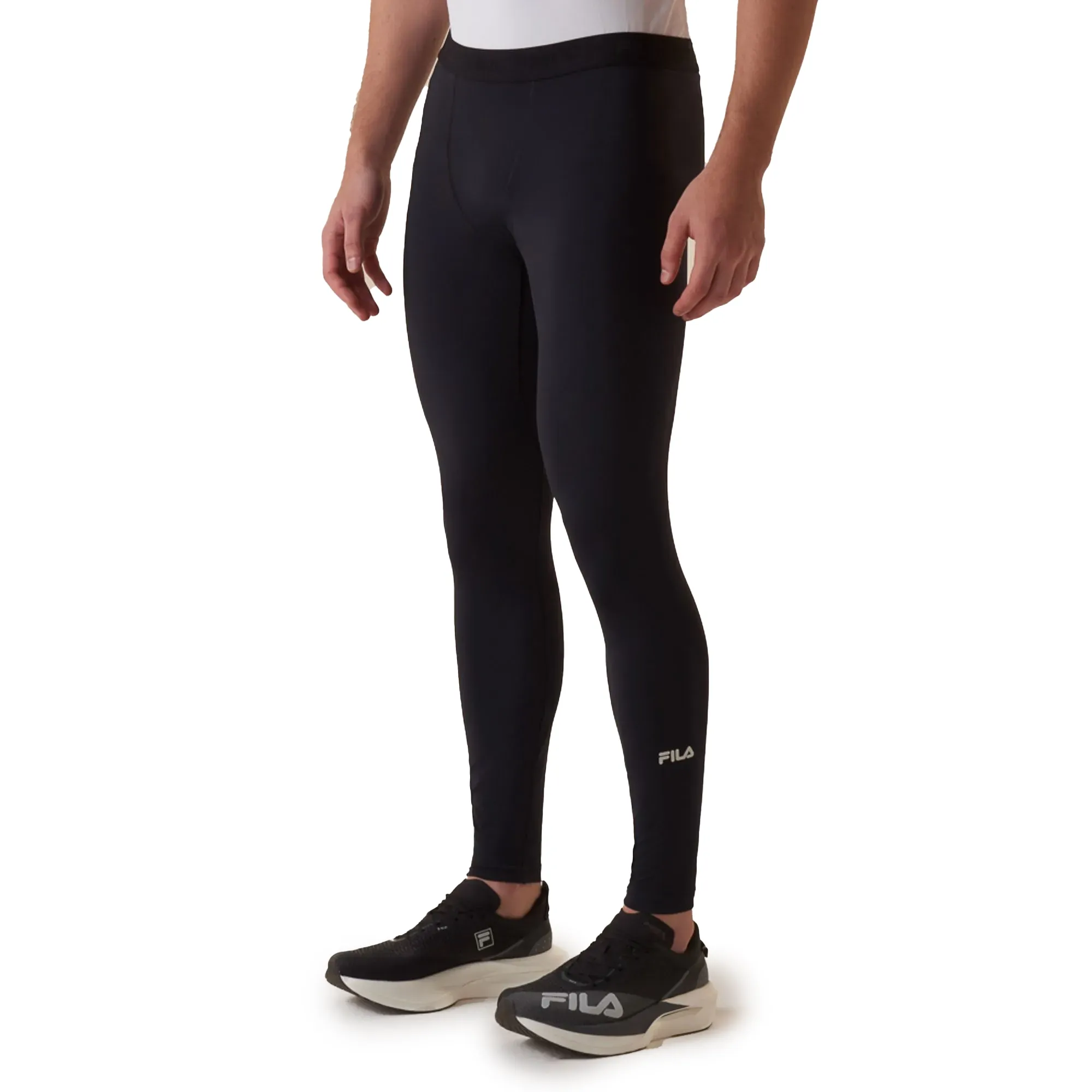 Calça Skinfit Force masculina Fila preta em poliéster, vista frontal lateral direito com logo branco na perna esquerda